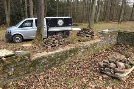 Bruchsteinmauer - zerstört mit gesicherten Originalsteinen