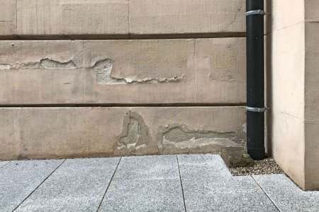 Haussockel - Wasserschaden durch Bodenfeuchte
