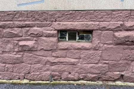 Sandstein-Haussockel - Mit Farbanstrich belastet