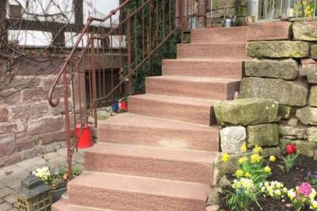 Sandsteintreppe - Nach dem Abtragen der alten Stufen, hier die neue Treppenanlage aus eigener Produktion, dem Charakter des Gartens angepaßt.