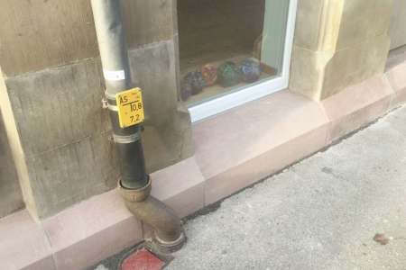 Sockel Sandsteinfassade - Naturstein Haussockel nach erfolgter Sanierung