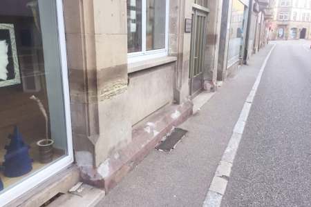 Sockel Sandsteinfassade - Schäden an Fassade mit ungenutztem Eingang (Ansicht 02)